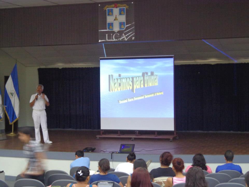 Conferencia sobre Vida Saludable en UCA